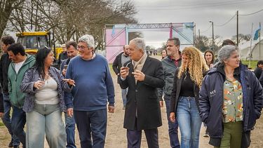 El ministro de Desarrollo Agrario bonaerense, Javier Rodríguez, junto al intendente de La Plata, Julio Alak, en la Expo Tecnología en Gorina. (Prensa MDA)
