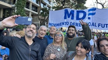 El ministro de Gobierno, Carlos Bianco, junto a militantes.