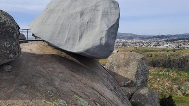 La réplica de la Piedra movediza de Tandil. (Agencia DIB)