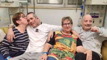 Fernando Simon Marman, de 60 años, y Louis Har, de 70, fueron hallados en un departamento de Rafah y se encuentran en buenas condiciones médicas.  (Red X/ @TzipiHotovely)