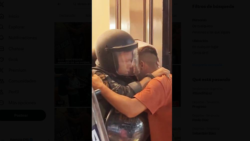 El momento del abrazo entre el policía y el padre de la niña víctima de abuso sexual.&nbsp;