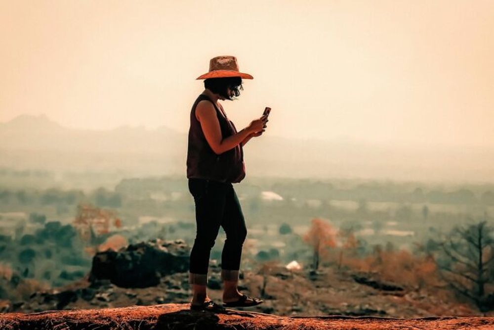 Una viajera conectada con su celular.
