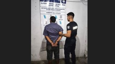 El hombre, identificado como Juan José Juárez, de 33 años, fue detenido minutos después del ataque.