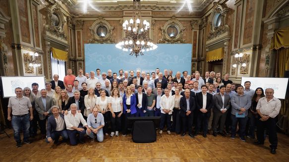 Axel Kicillof en el Salón Dorado, junto a los intendentes. Axel Kicillof en el Salón Dorado, junto a los intendentes.