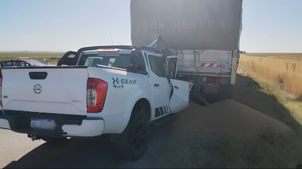 La camioneta de Nabot quedó incrustada en el acoplado.