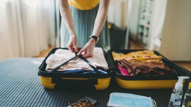 Una viajera armando la valija. Una viajera armando la valija.