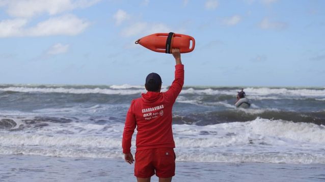 En Pinamar, el equipo de seguridad cuenta con camionetas 4x4 y botes salvavidas.