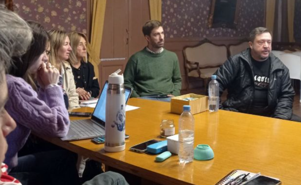 La reunión que se realizó el martes en el Concejo Deliberante de Mercedes, con la presencia del escritor Hernán Casciari y del intendente Juan Ustarroz. (www.noticiasmercedinas.com)