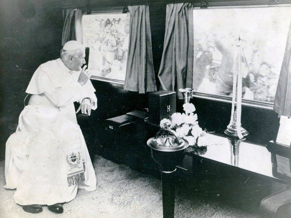El Papa en el vagón que lo llevó a Luján. 