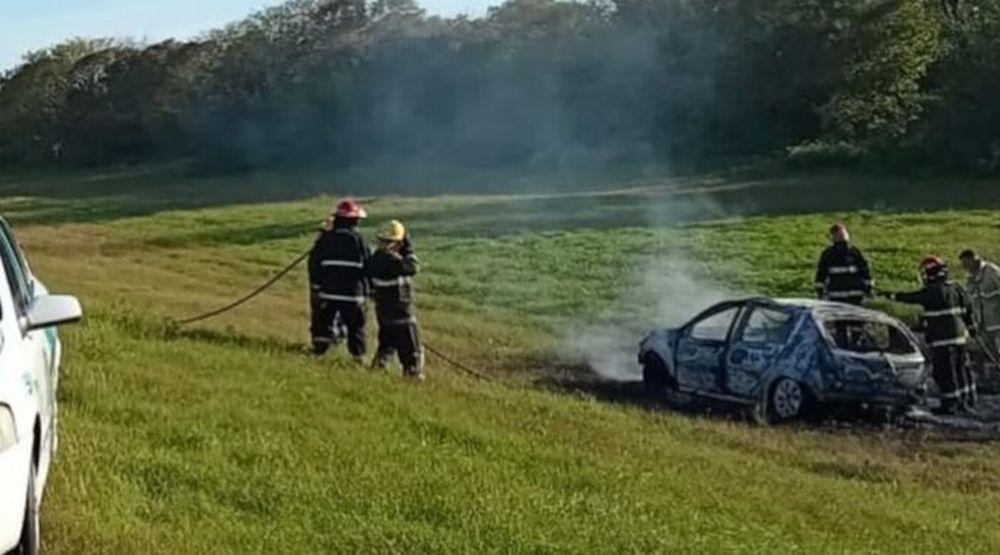 Bomberos de Castelli trabajaron para retirar el cuerpo del vehículo.