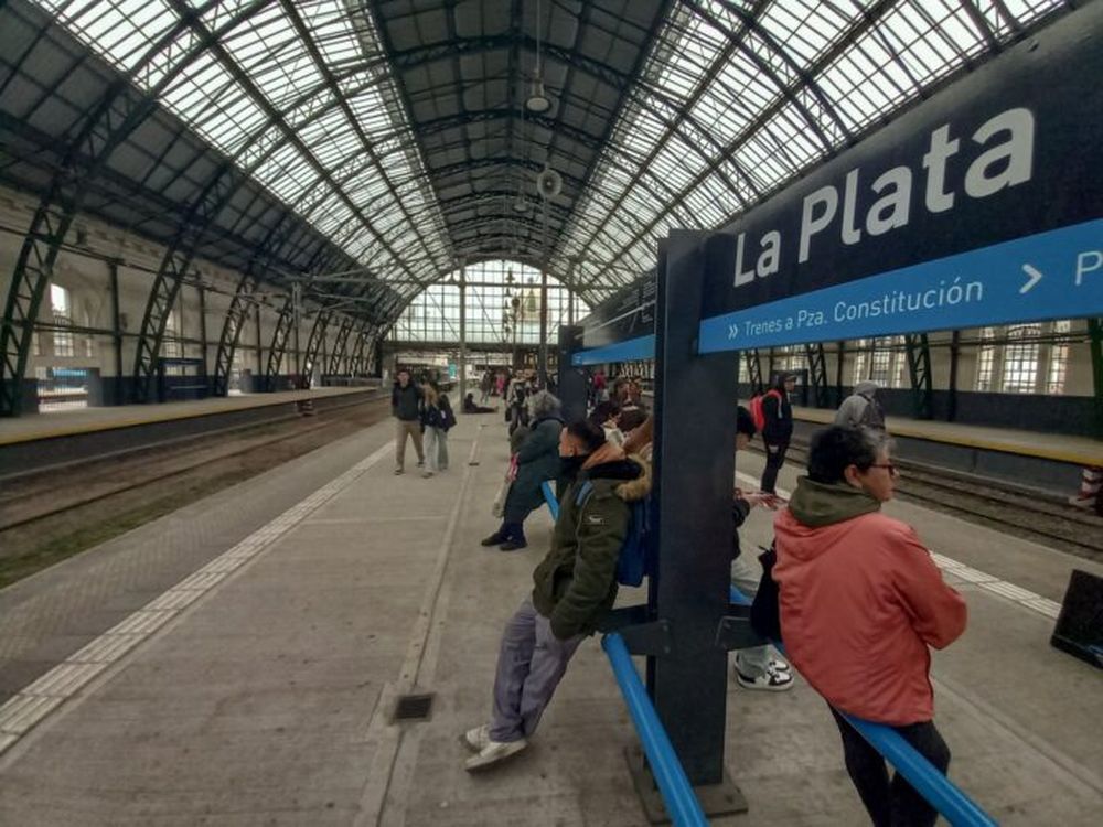 La administración Milei llamó a una audiencia pública no vinculante para definir el valor de los boletos de tren. (DIB)