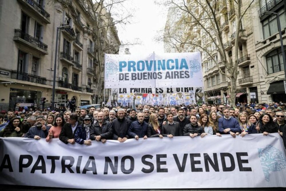 El gobernador Axel Kicillof se sumó a la protesta contra el veto a la ley de movilidad jubilatoria, que se realiza en inmediaciones de la Plaza de los Dos Congresos.