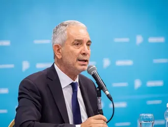 La administración de Julio Alak en La Plata recibe elogios por combinar equilibrio fiscal e inversión. La administración de Julio Alak en La Plata recibe elogios por combinar equilibrio fiscal e inversión.