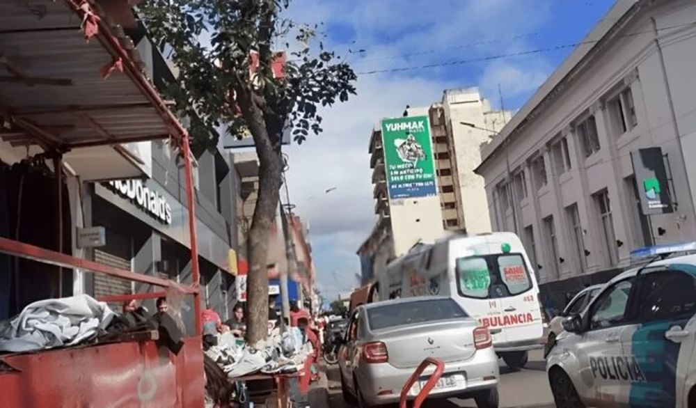 La ambulancia del SAME en el lugar donde falleció Gerardo Greco. (Redes)
