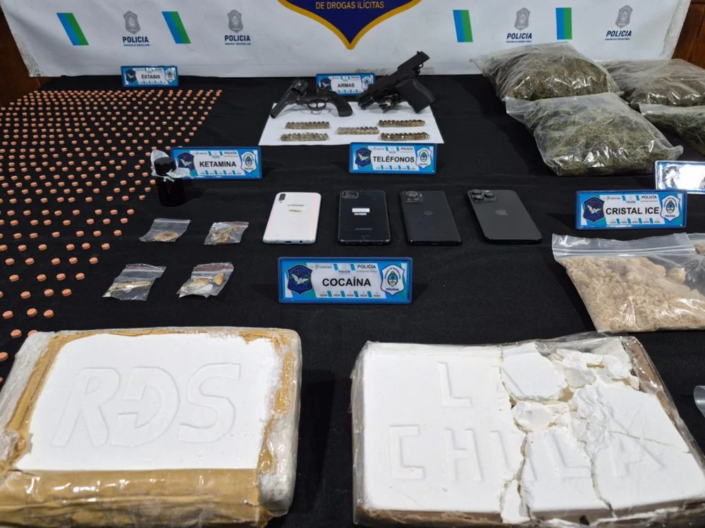 Parte de los estupefacientes y las armas secuestrados a la banda narco.