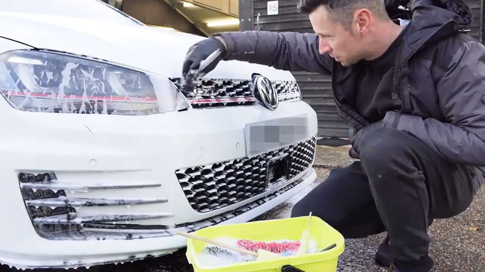 Te mostramos cinco trucos virales que funcionan mejor que los productos caros para limpiar tu auto