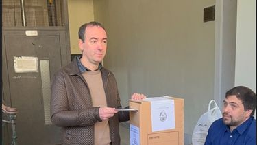 Francisco Adorni fue a votar a La Plata y tardó en hacerlo porque no se había completado la mesa ante la falta de autoridades. (FOTO DIB)