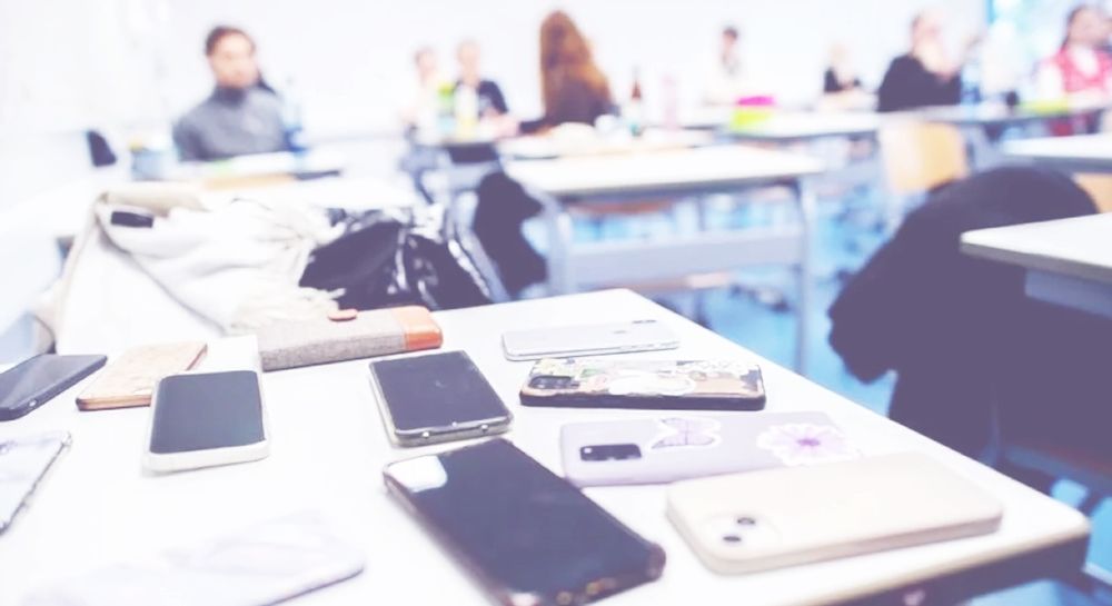 La restricción del uso de celulares y pantallas en las aulas, siempre en debate.&nbsp;