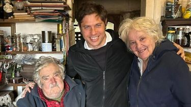 Diarios Bonaerenses | El gobernador bonaerense, Axel Kicillof, junto al expresidente de Uruguay, José Pepe Mujica y a su compañera, la exsenadora Lucía Topolansky, en su chacra. (Gobernación)