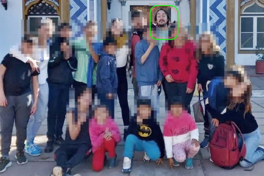 El imputado Gustavo Docters Fontana, acusado por presunto abuso sexual, junto a un grupo de chicos en una salida recreativa.&nbsp;
