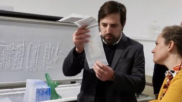 El ministro de Salud de la provincia de Buenos Aires, Nicolás Kreplak, en el Laboratorio de Hemoderivados la UNC. (Salud PBA)