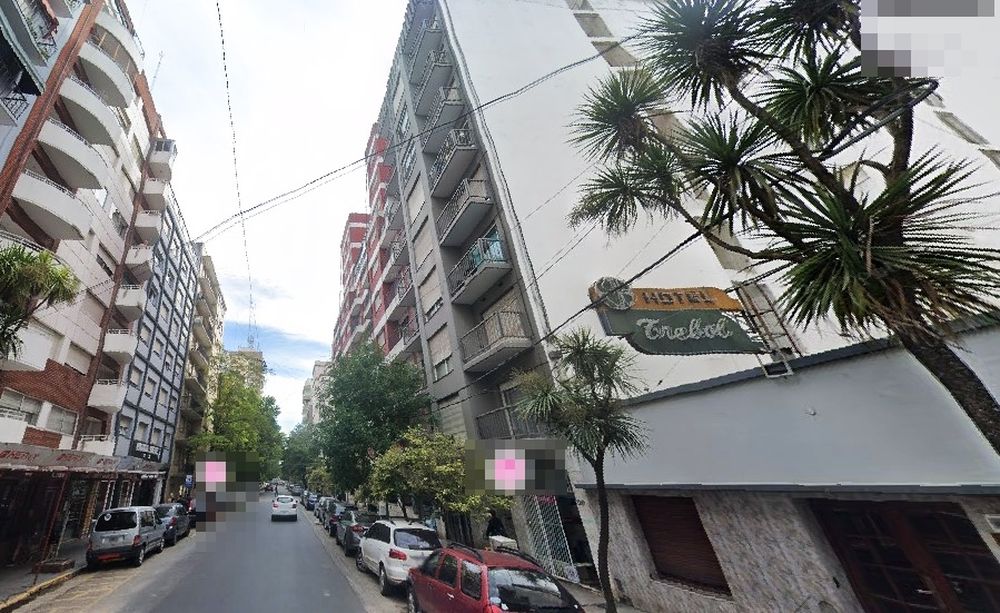 El hombre, de 79 años, cayó sobre el techo del Hotel Trébol, y se alojaba en un edificio lindero.&nbsp;