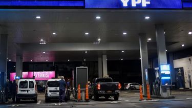 Una estación de servicio de la petrolera estatal YPF.