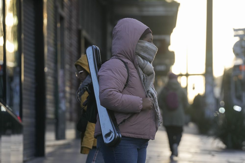 Una persona muy abrigada ante la ola de frío. (Agencia Xinhua)