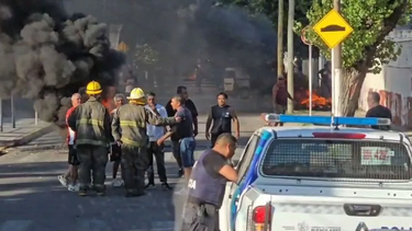 Los trabajadores quemaron gomas en varios sectores de Morón.