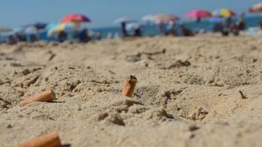 Las medidas apuntan a reducir la contaminación de las colillas de cigarrillos en las playas. Las medidas apuntan a reducir la contaminación de las colillas de cigarrillos en las playas.