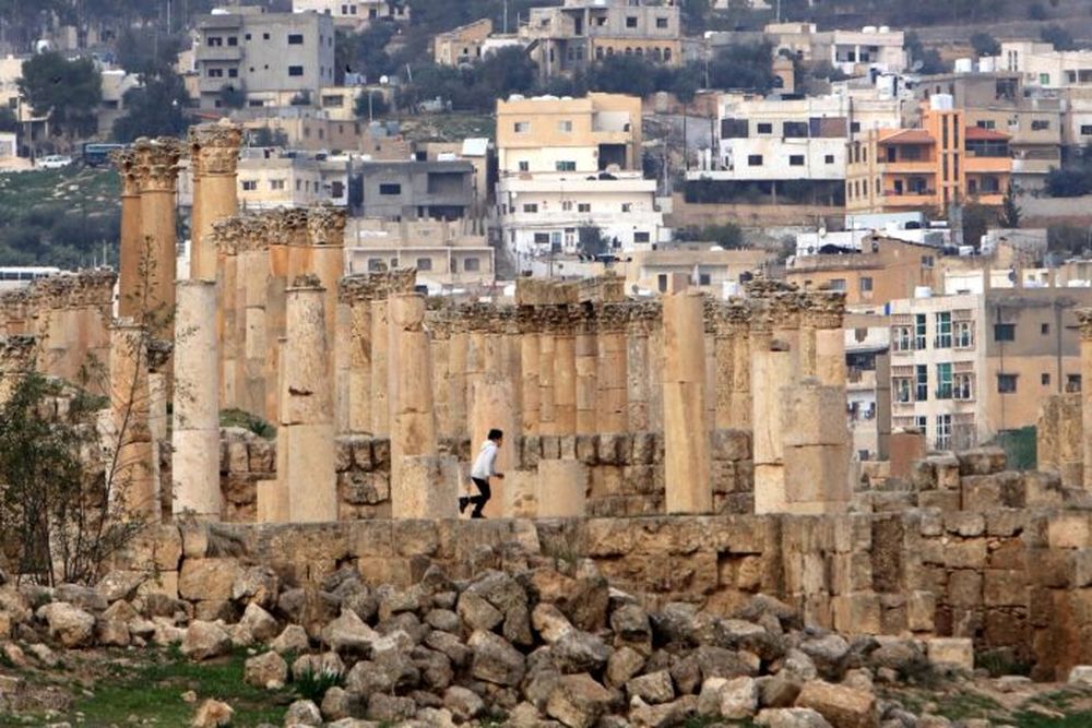 Un niño corriendo en el sitio arqueológico romano en Gerasa. (Xinhua)