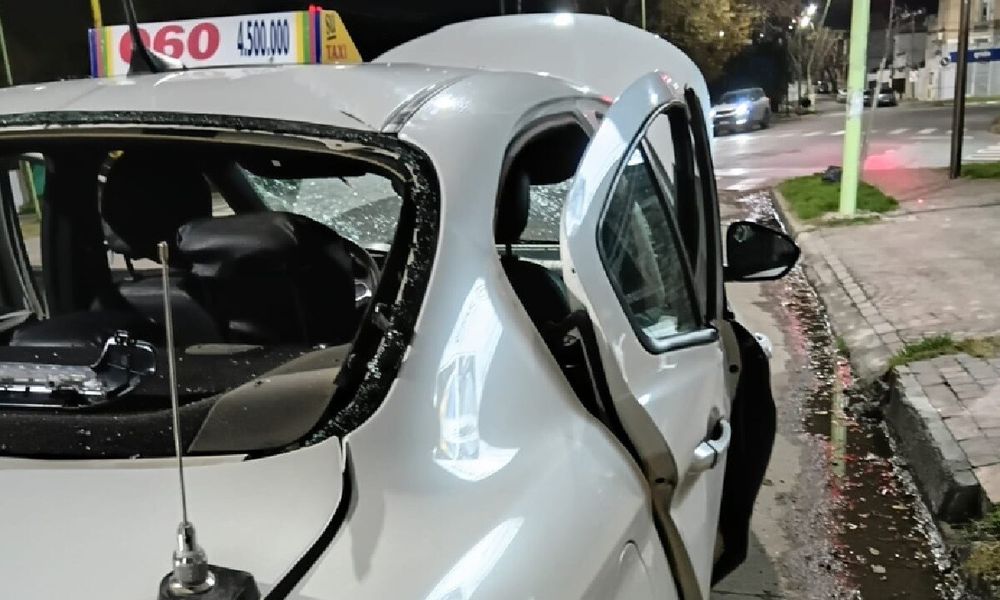 El auto que explotó en una esquina de Bahía Blanca.