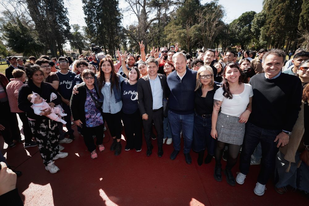 Kicillof con algunos de los candidatos del peronismo el viernres en Almirante Brown.&nbsp;