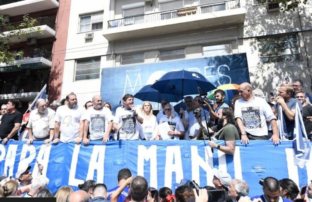 El gobernador bonaerense, Axel Kicillof, en Plaza de Mayo junto a la vicegobernadora, Verónica Magario, ministros de su gabinete e intendentes. (Gobernación)