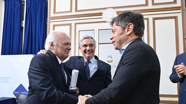El gobernador Axel Kicillof presente en el homenaje a los jueces que juzgaron a las Juntas Militares en 1985.