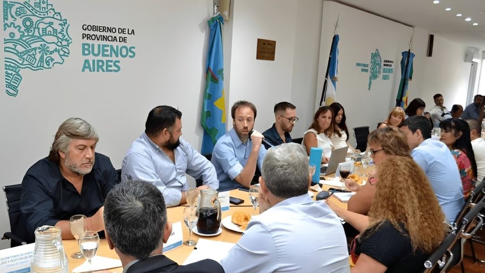 El ministro de Economía, Pablo López, en una reunión de paritarias con los gremios estatales.&nbsp;