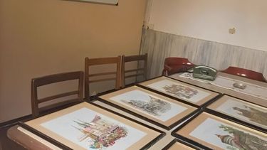 El escritorio en el que se sentaron a dar su conferencia de prensa Los Redondos no fue vendido. (En Línea Noticias / Rocío Pereyra)