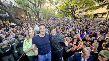 El presidente Javier Milei en campaña junto a su hermana Karina y Luis Petri.