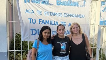 La mamá de Bastián Jerez -en la foto, al centro-, durante la vigilia en el Hospital Interzonal de Mar del Plata.