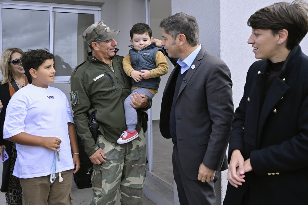 Axel Kicillof en una entrega de viviendas en Gonzales Chaves.&nbsp;