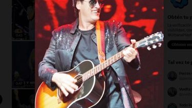 Andrés Ciro Martínez, líder de Ciro y Los Persas, dio un gran recital a beneficio de Bahía Blanca con artistas invitados.