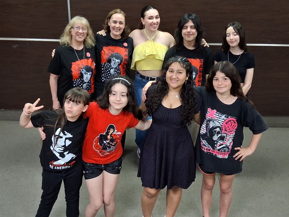 Los chicos del coro Canto Grupal de la Biblio de Alsina, el barrio donde se crio Sandro.