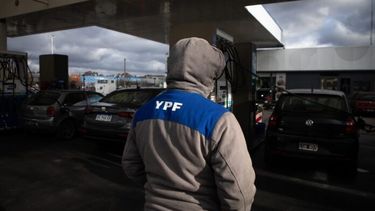 Un empleado de YPF espera por clientes en una estación de servicio. (Xinhua/Martín Zabala)
