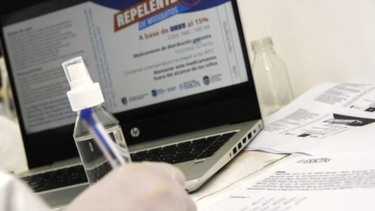 El proyecto tiene como uno de sus pilares la producción de 5.000 unidades de repelente, utilizando una fórmula magistral que contiene 15% de DEET, alcohol y glicerina, con una protección de entre 4 y 6 horas. (UNLP)