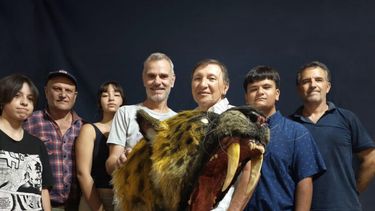 El Grupo Conservacionista de Fósiles del Museo Paleontológico de San Pedro con la recreación de la cabeza a escala real de un smilodon, realizada por el paleoartista Miguel Lugo.
