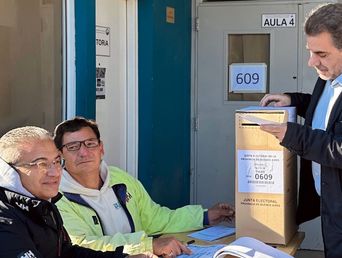 En la misma localidad también votó Cristian Ritondo, candidato a diputado nacional y uno de los principales articuladores del acuerdo entre el PRO y La Libertad Avanza En la misma localidad también votó Cristian Ritondo, candidato a diputado nacional y uno de los principales articuladores del acuerdo entre el PRO y La Libertad Avanza