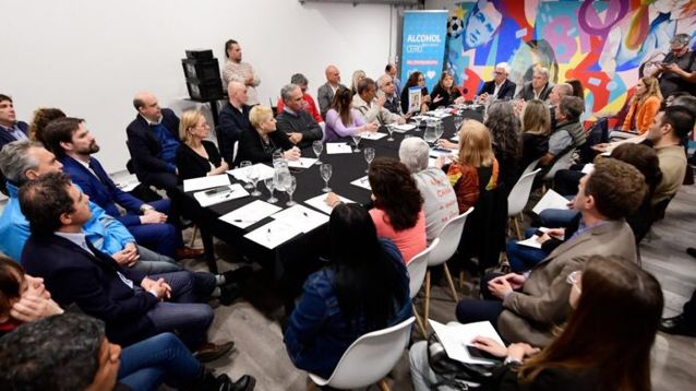 La reunión que dio marco al lanzamiento de la Unidad de Familiares de Víctimas de Siniestros Viales en la Defensoría del Pueblo. (Ministerio de Transporte PBA)