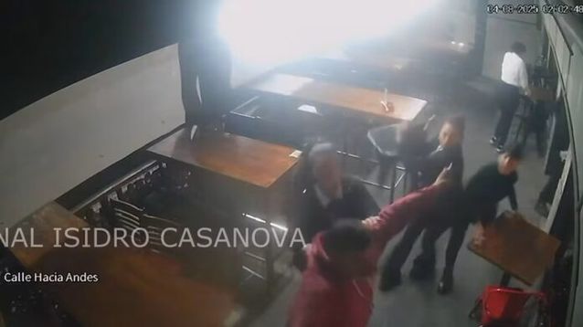 Un momento de la pelea en el bar de Rafael Castillo. (Captura de video)