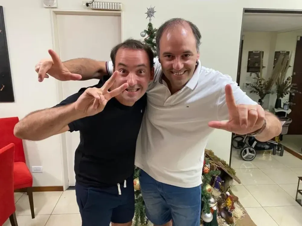 Manuel Adorni con su hermano Francisco, ahora candidato número uno de la lista seccional de la octava.