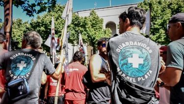 Montenegro intenta destrabar el conflicto con los guardavidas. (La Capital)